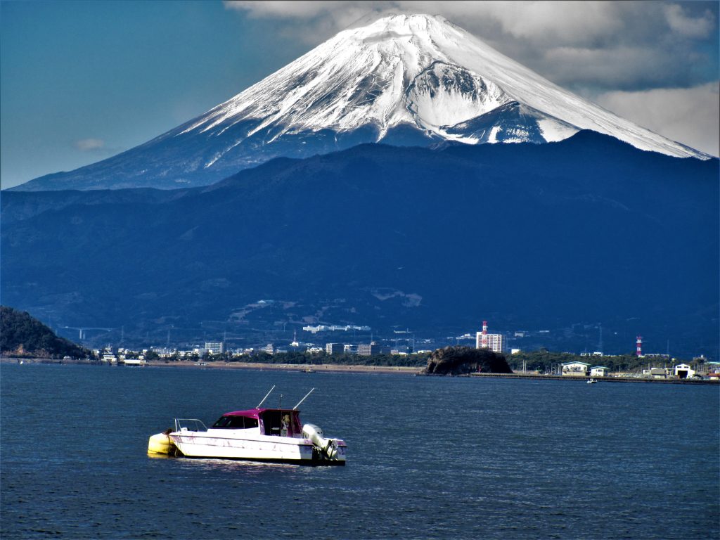 淡島に浮かぶシャイニー丸と白妙の富士